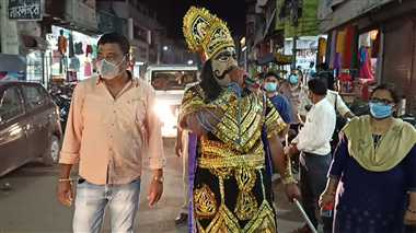 Umaria News : यमराज ने सड़कों पर घूमकर लोगों से पूछा, मास्क पहनोगे या साथ चलोगे